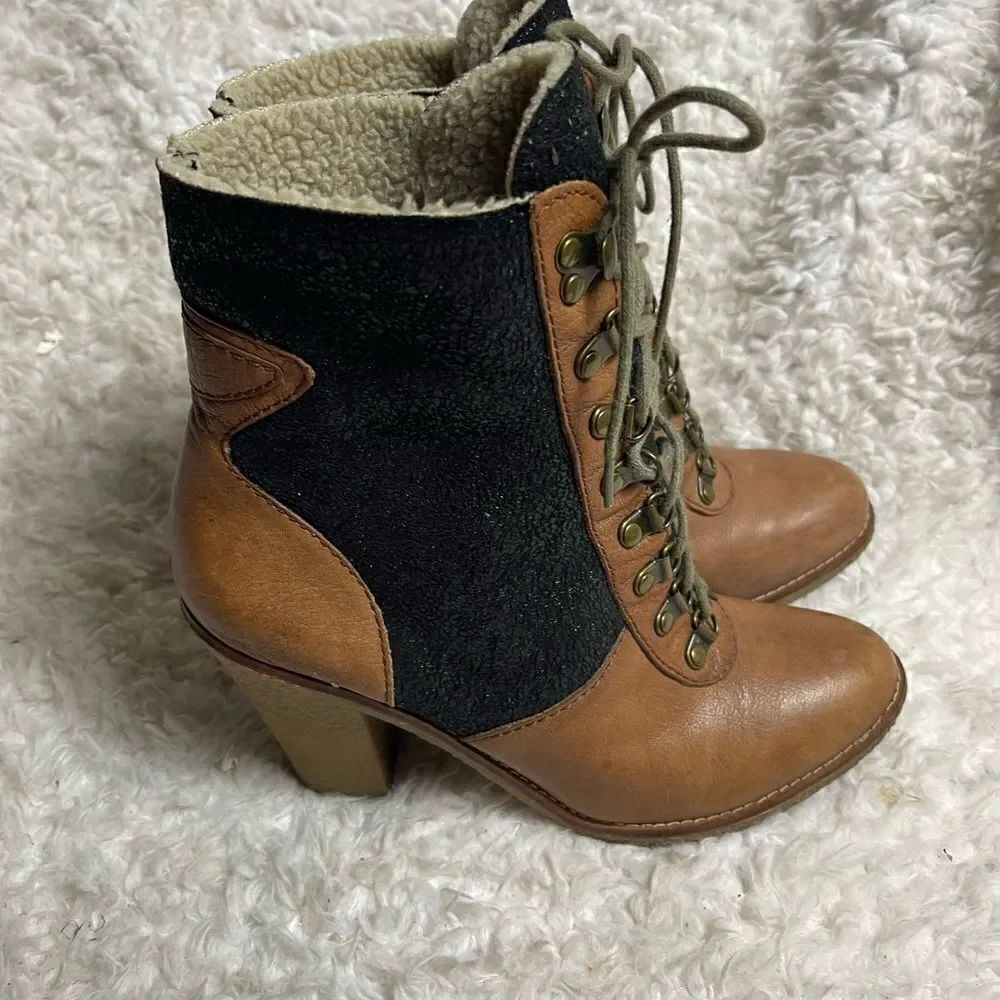Sam Edelman Tara Two Tone Black & Tan Fleece Lined lace up Booties SZ10M.